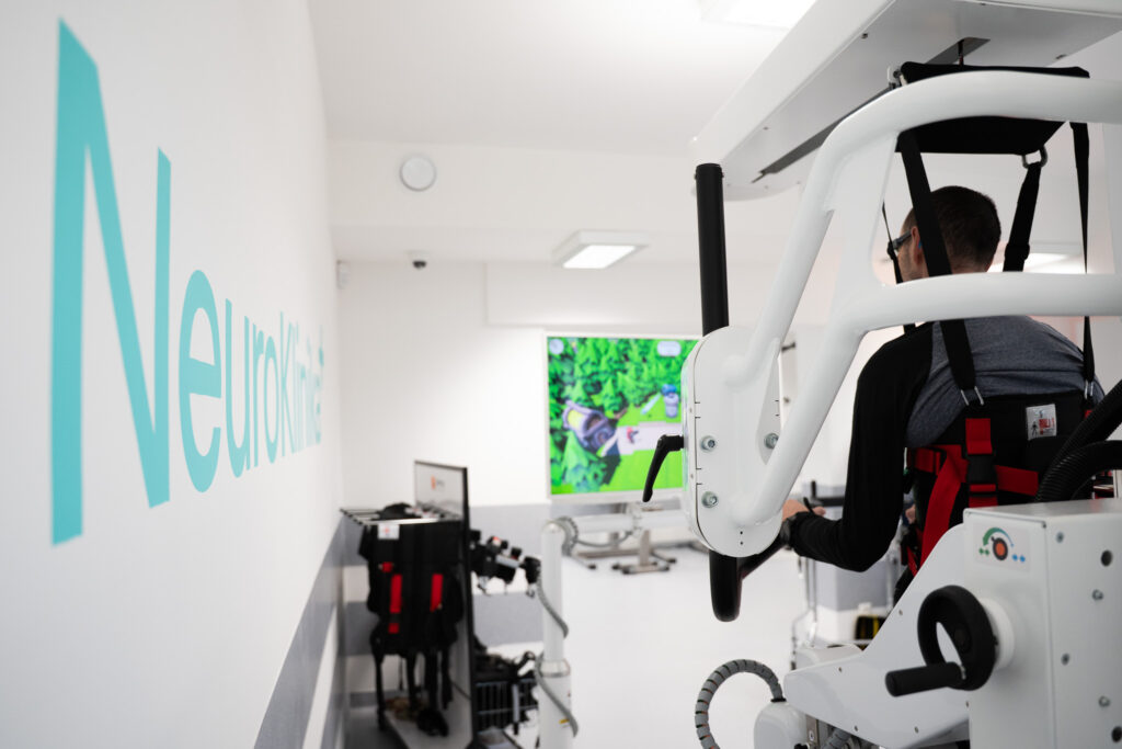 Turnusy Rehabilitacyjne Rehabilitacja Katowice Śląsk
Na zdjęciu robogait urządzenie do reedukacji chodu znajdujące się w NeuroKlinice w Katowicach w województwie śląskim.